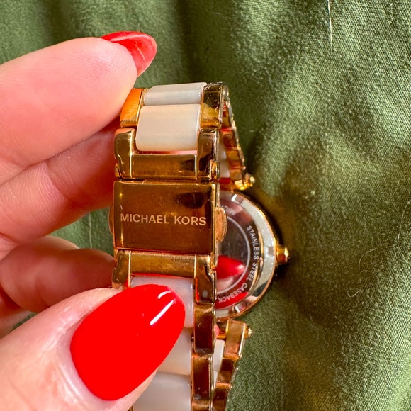 Used MK watch - probably needs new battery - Picture 3 of 3